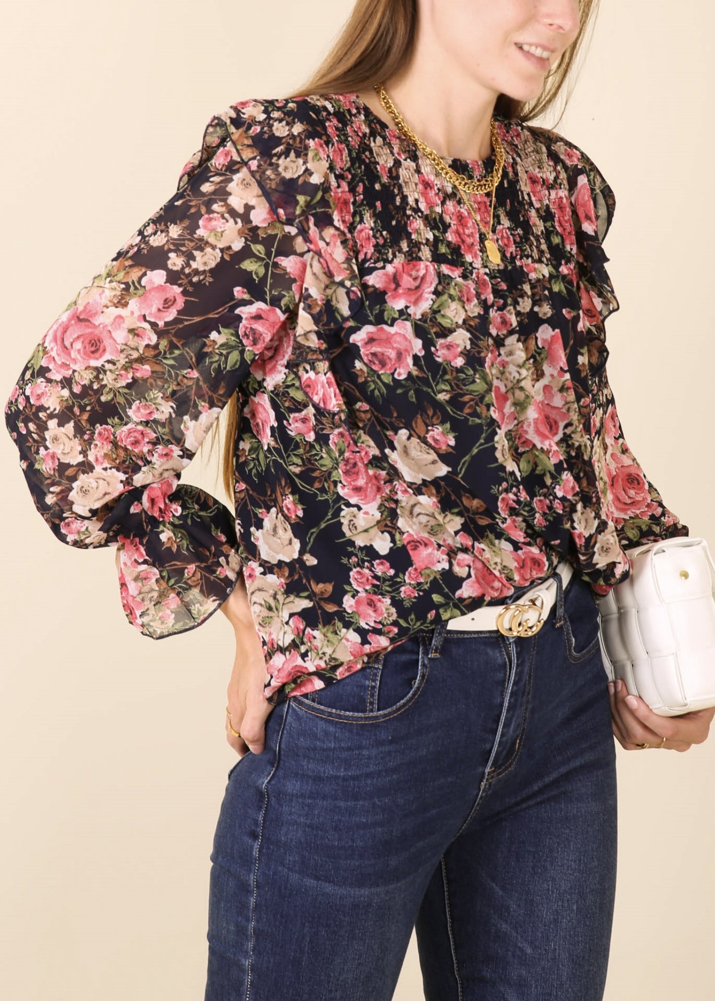 Blusa con detalle fruncido y volantes en los hombros