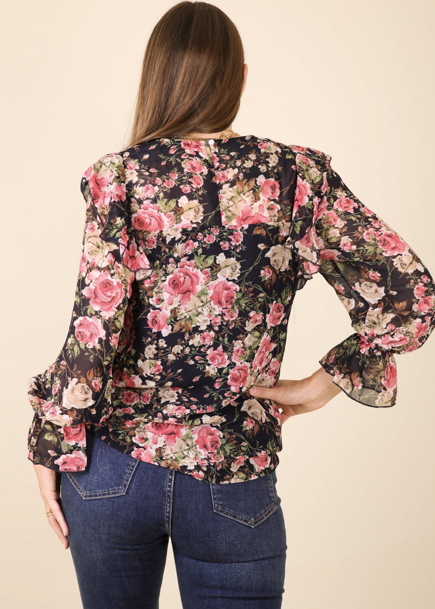 Blusa con detalle fruncido y volantes en los hombros