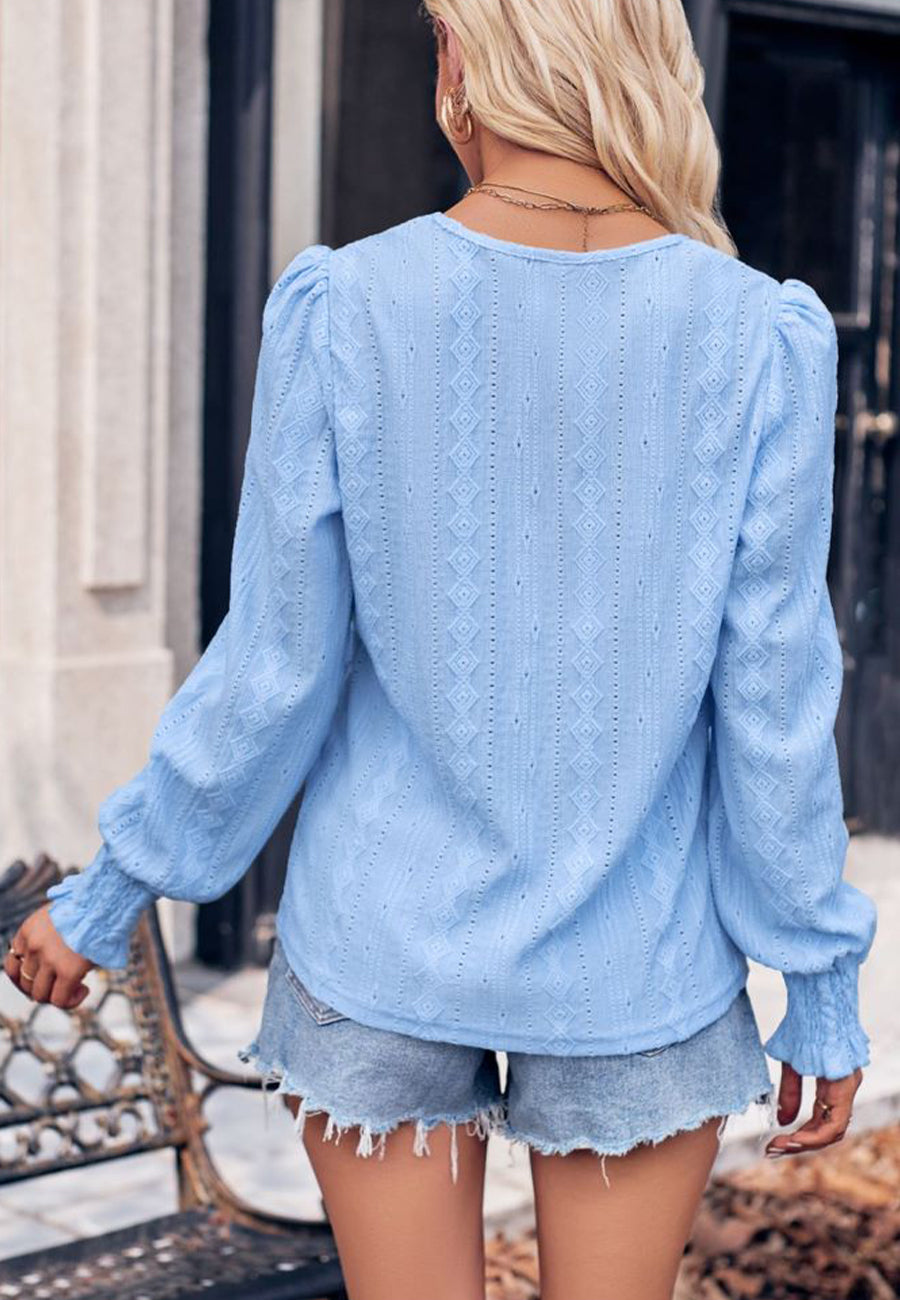 Blusa con puños fruncidos y ojales