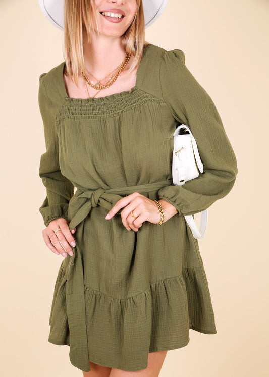 Vestido liso con escote cuadrado y cintura anudada