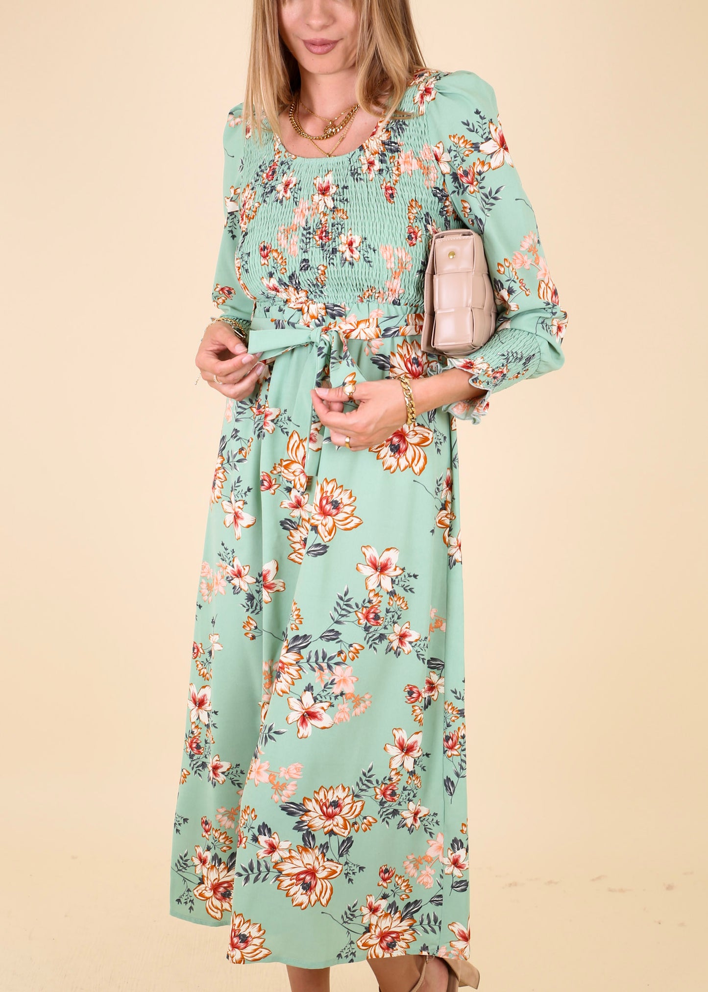 Vestido floral fruncido con escote redondo