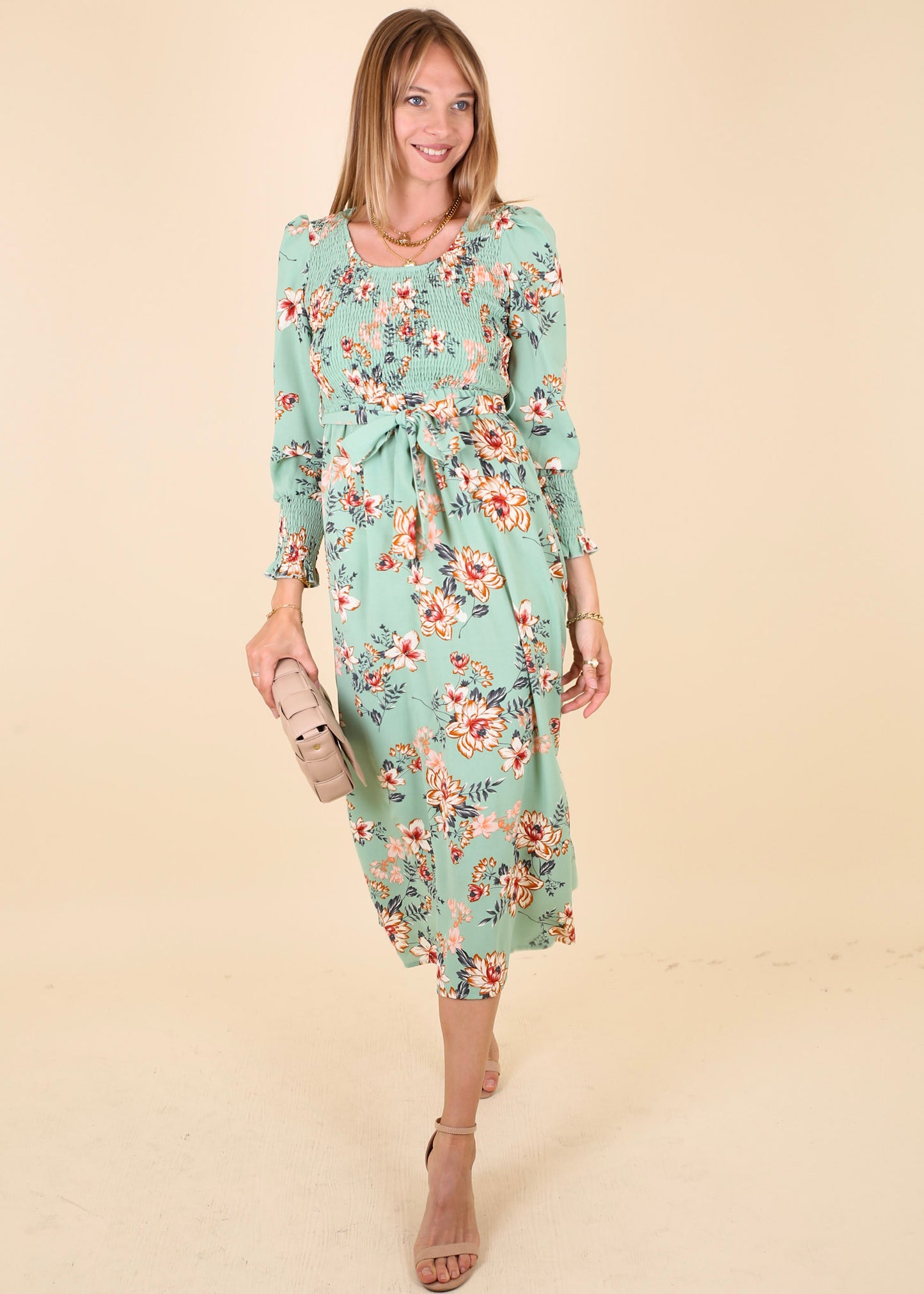 Vestido floral fruncido con escote redondo