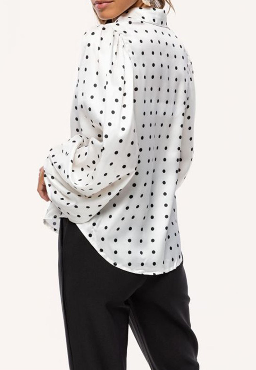 Blusa con cuello y estampado de lunares