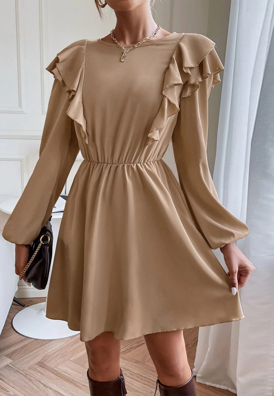 Vestido con hombros con volantes escalonados
