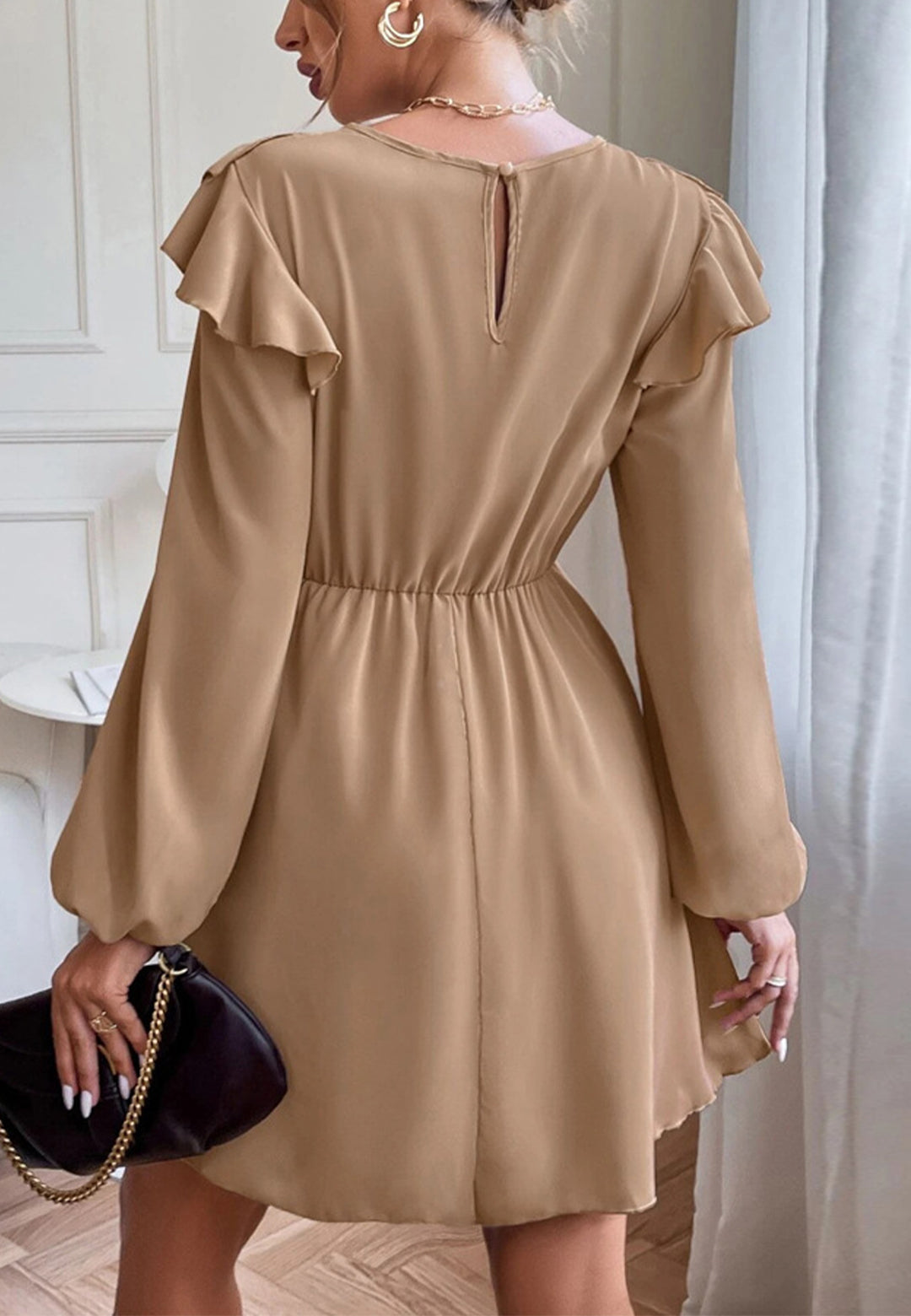 Vestido con hombros con volantes escalonados