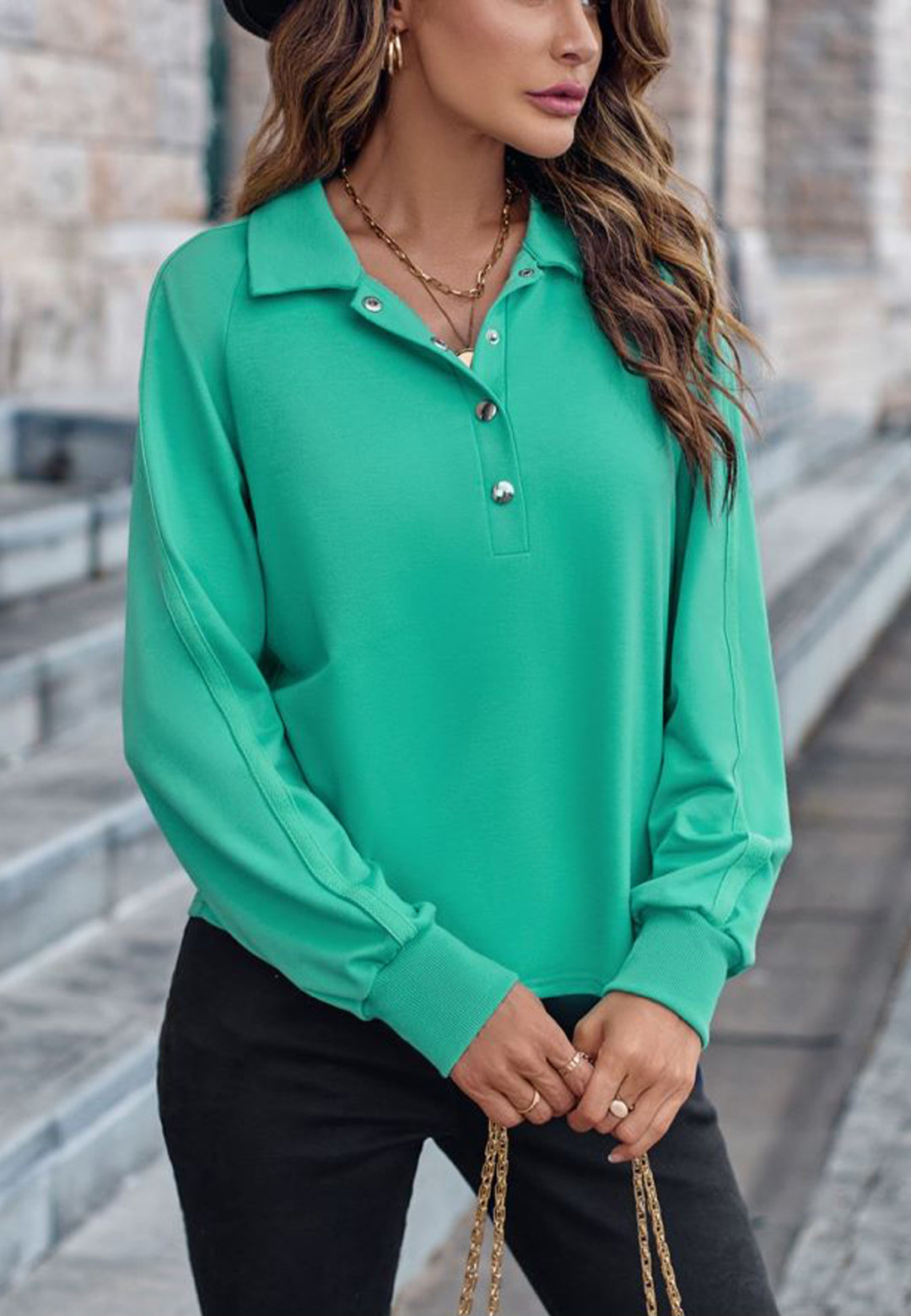 Suéter Henley con botones y mangas a rayas