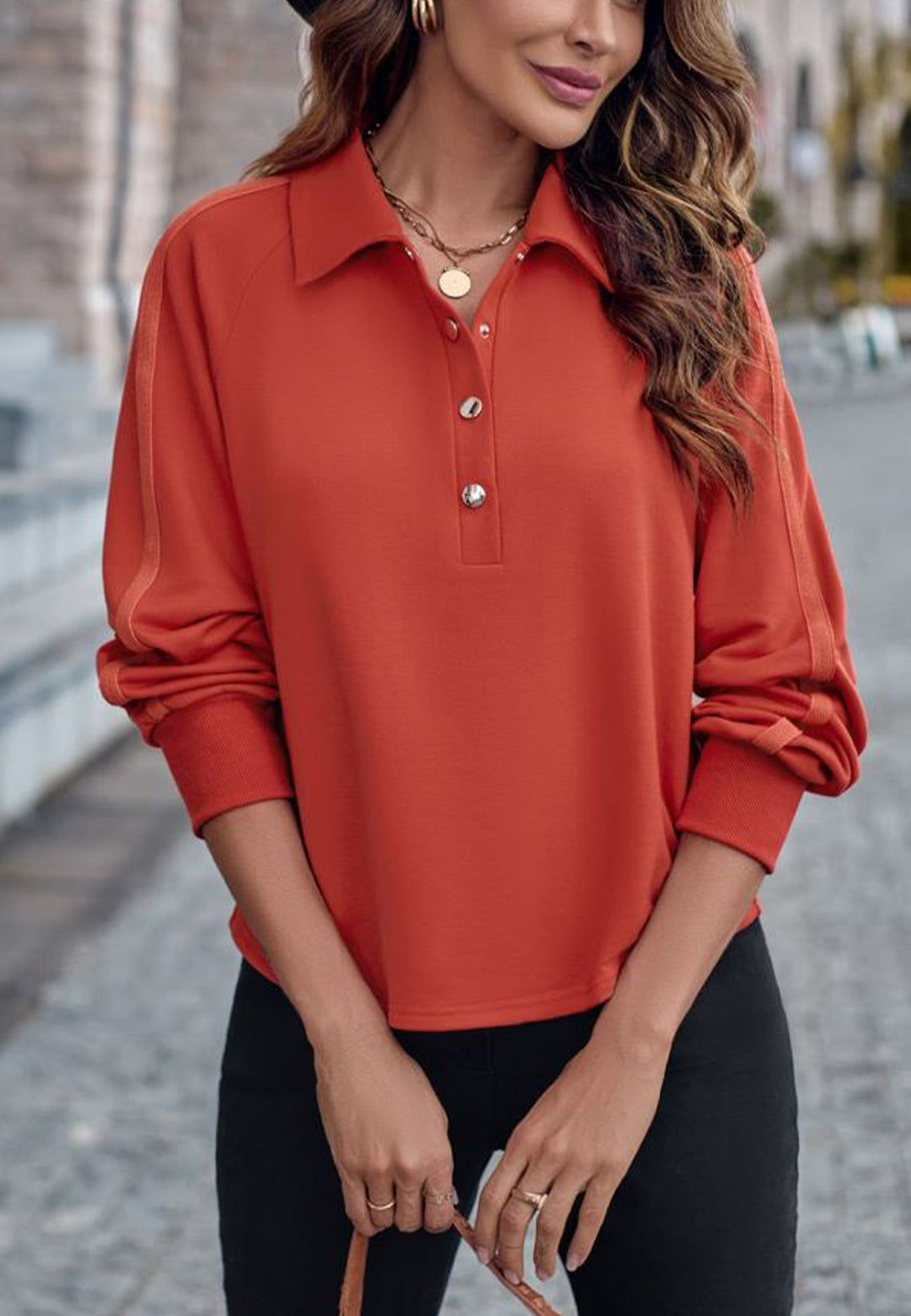 Suéter Henley con botones y mangas a rayas