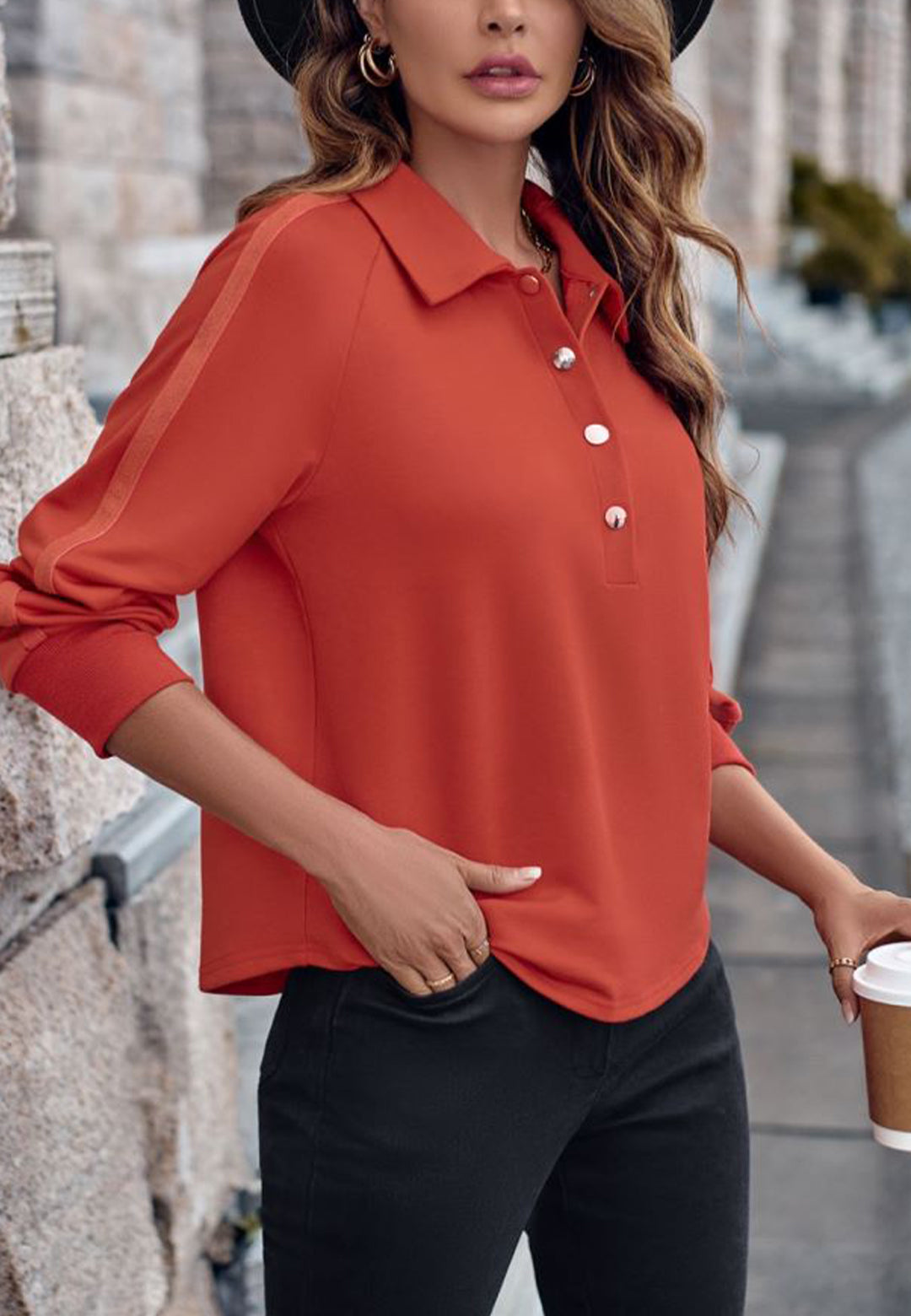 Suéter Henley con botones y mangas a rayas