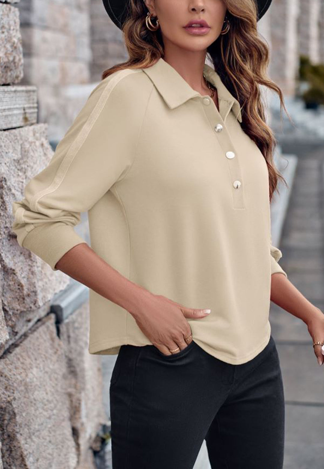 Suéter Henley con botones y mangas a rayas