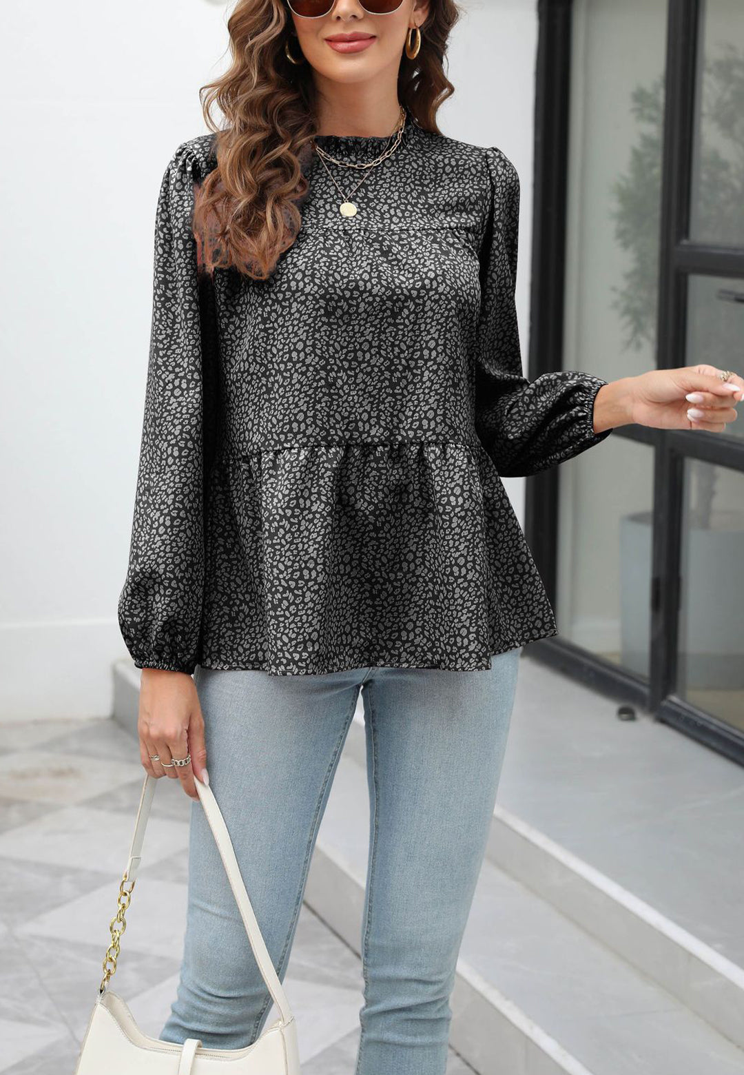 Blusa con cuello con volantes y estampado animal