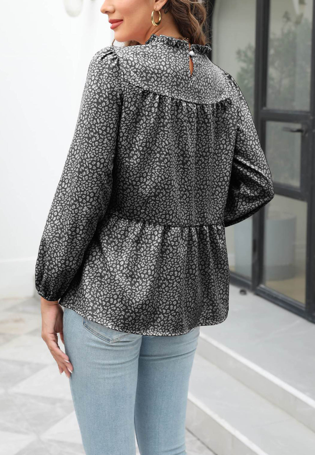 Blusa con cuello con volantes y estampado animal
