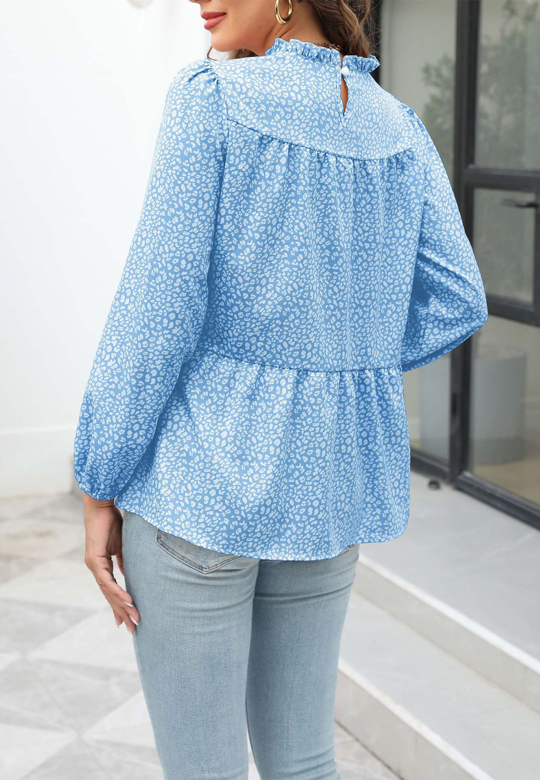 Blusa con cuello con volantes y estampado animal