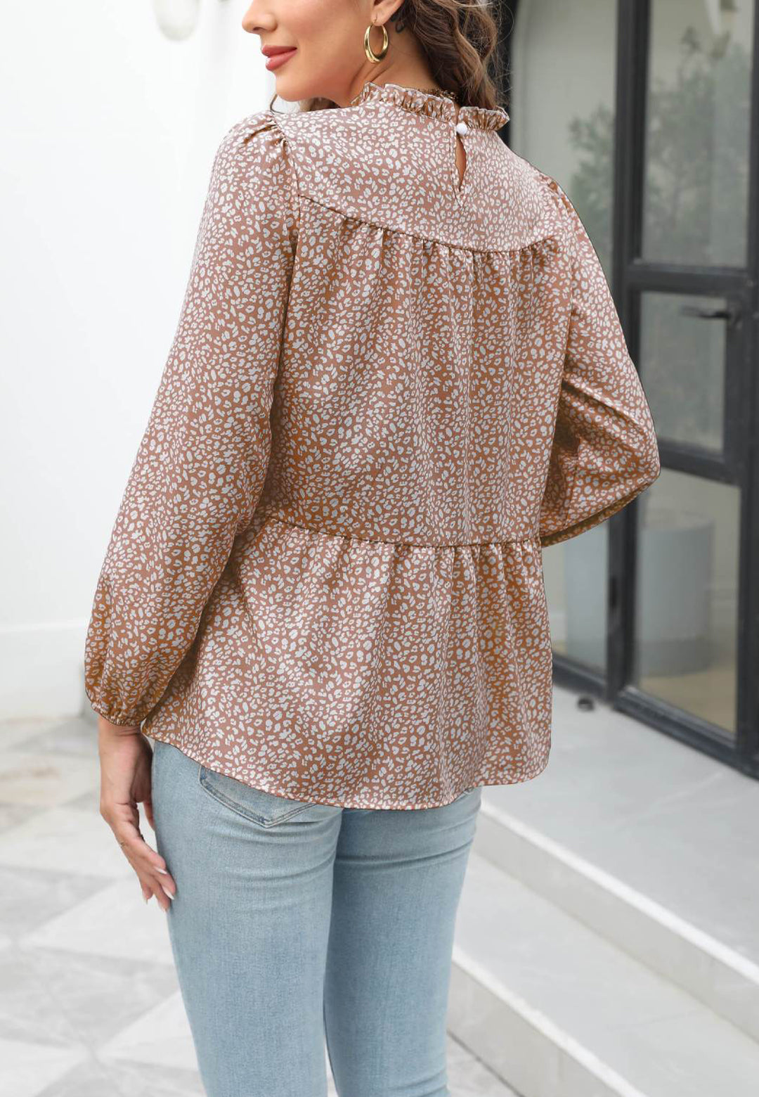Blusa con cuello con volantes y estampado animal