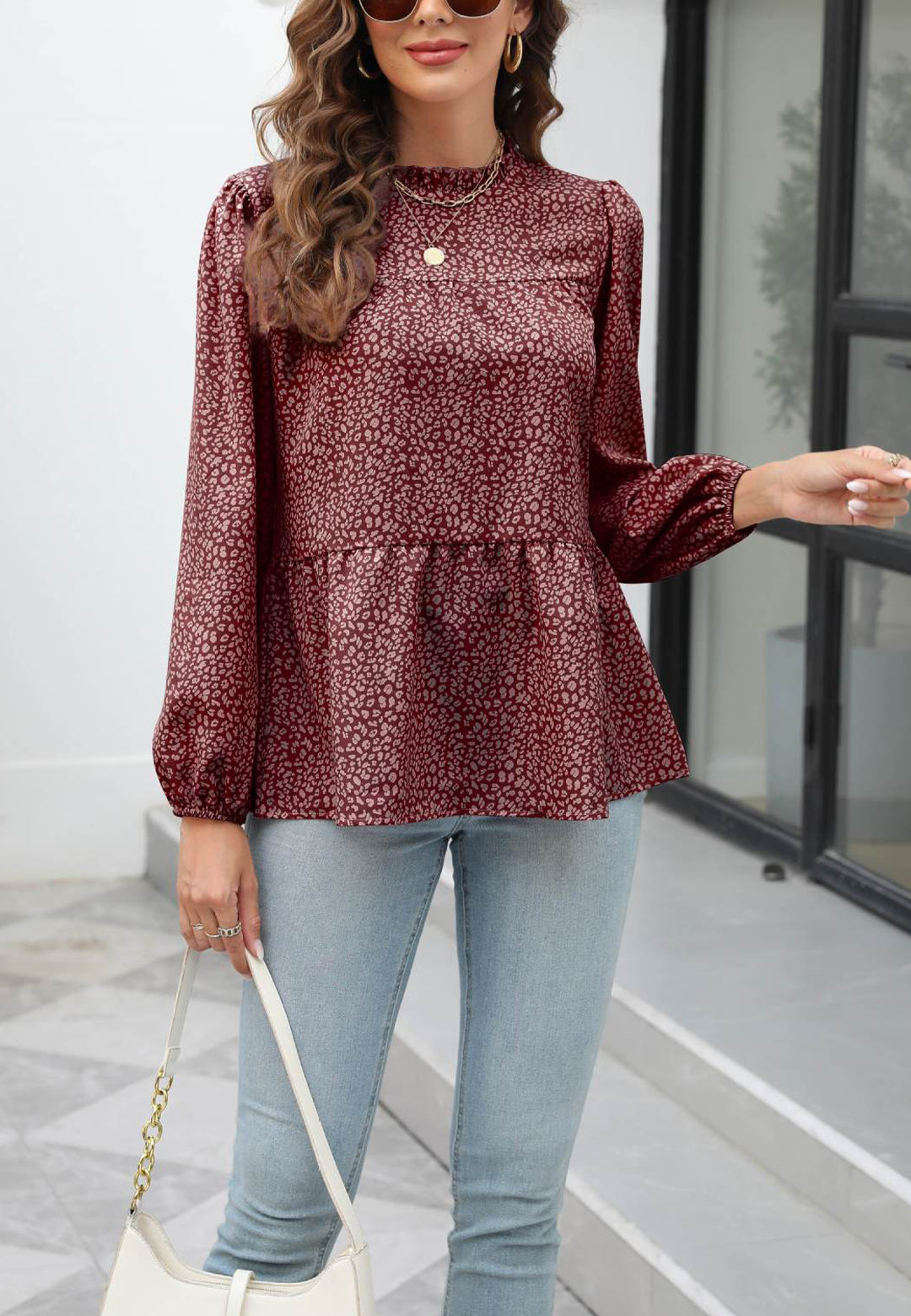 Blusa con cuello con volantes y estampado animal