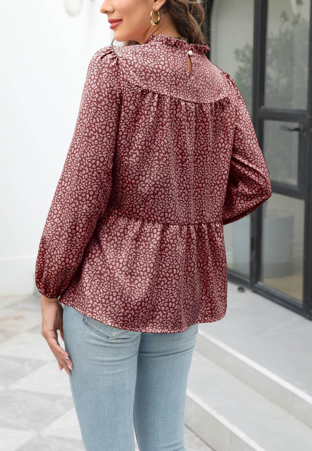 Blusa con cuello con volantes y estampado animal