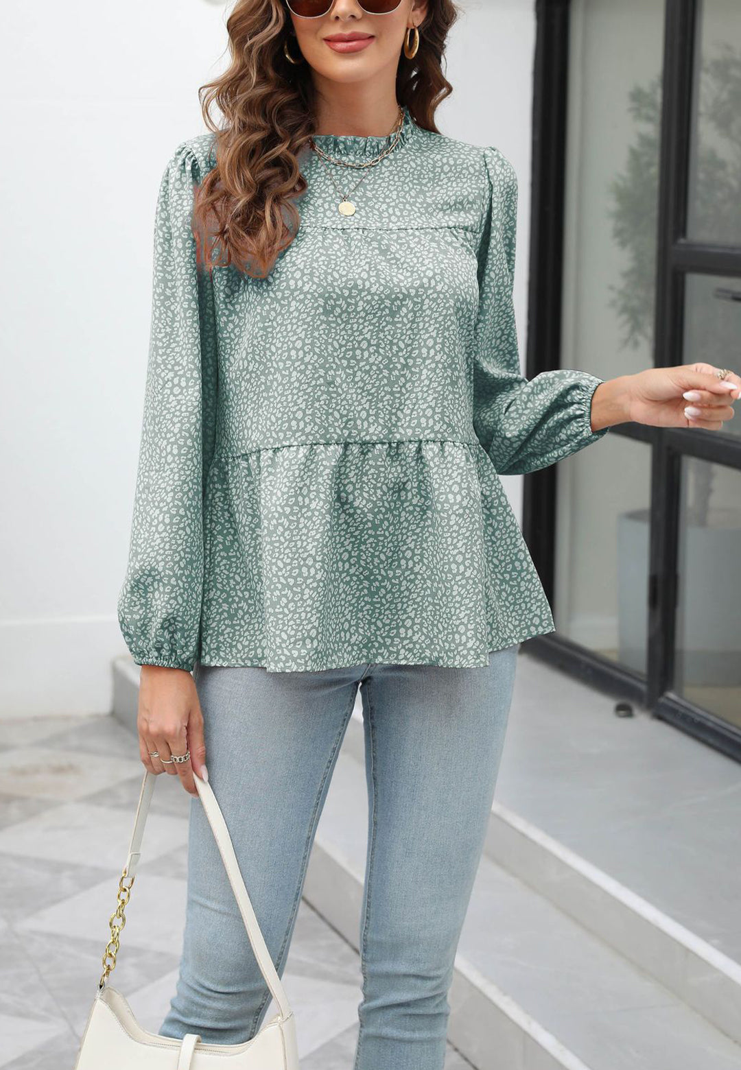 Blusa con cuello con volantes y estampado animal