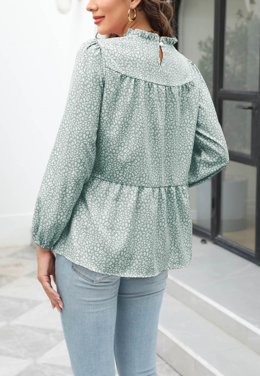 Blusa con cuello con volantes y estampado animal
