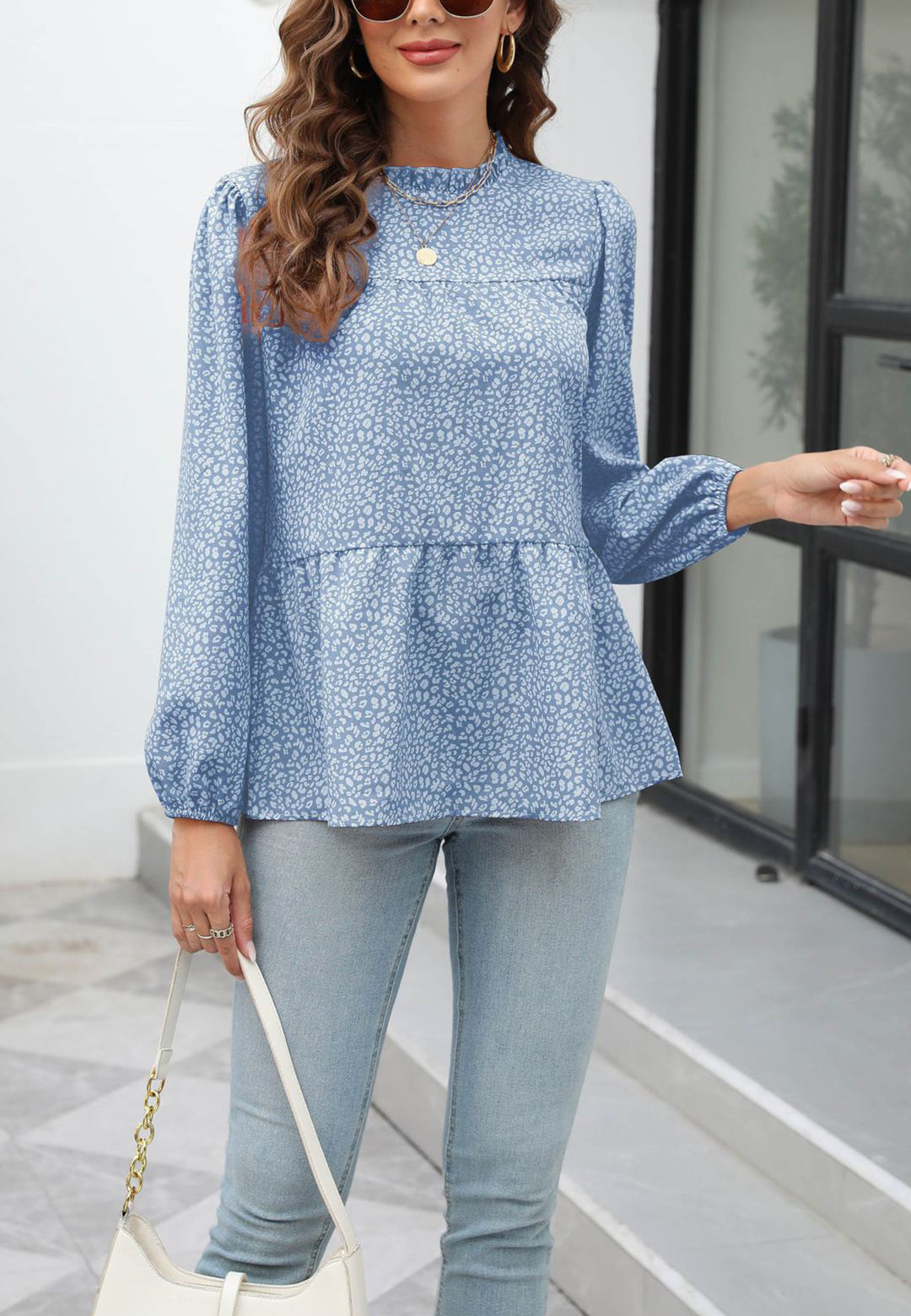 Blusa con cuello con volantes y estampado animal