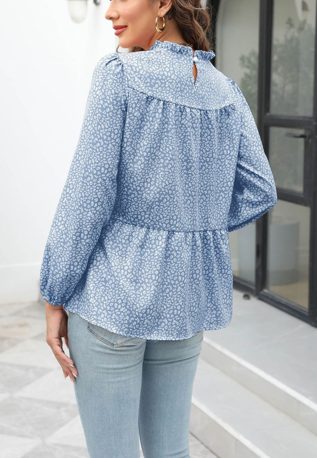 Blusa con cuello con volantes y estampado animal