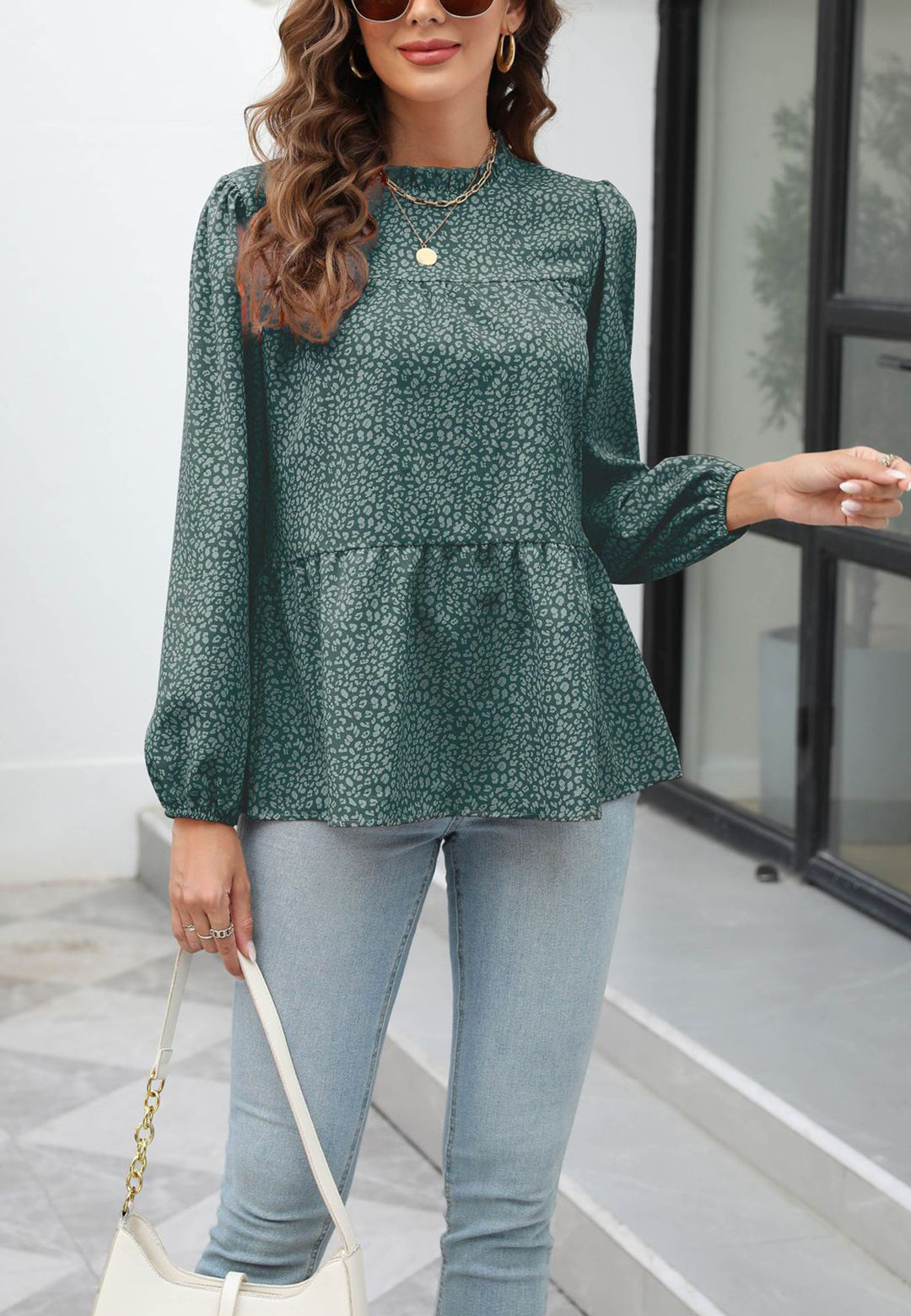 Blusa con cuello con volantes y estampado animal