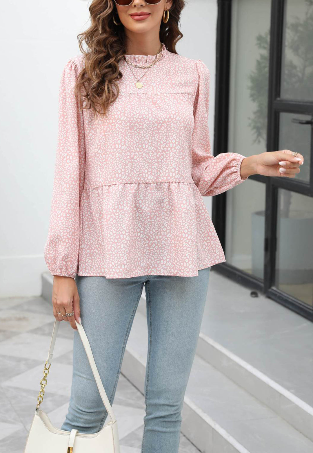 Blusa con cuello con volantes y estampado animal