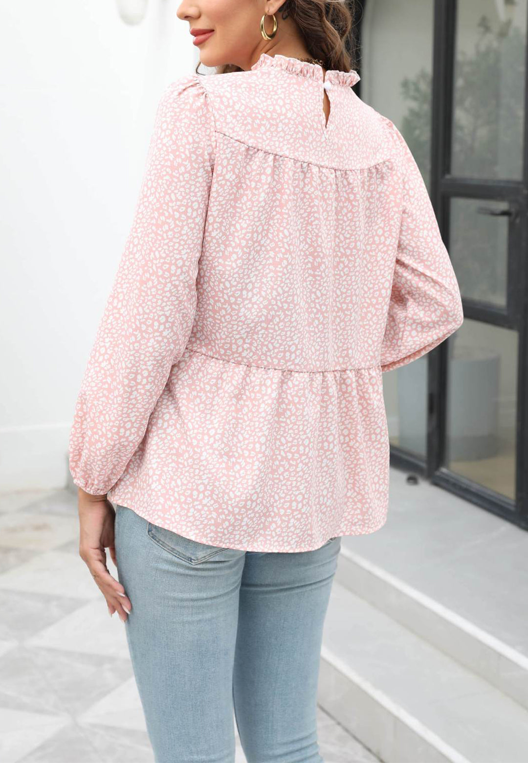 Blusa con cuello con volantes y estampado animal