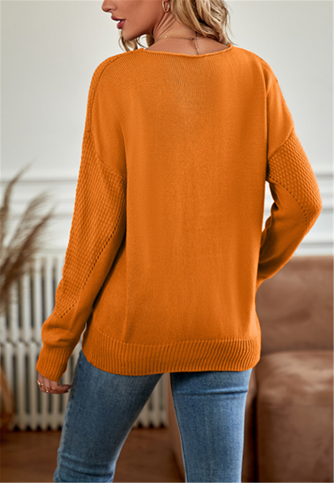 Suéter con detalles texturizados en color liso