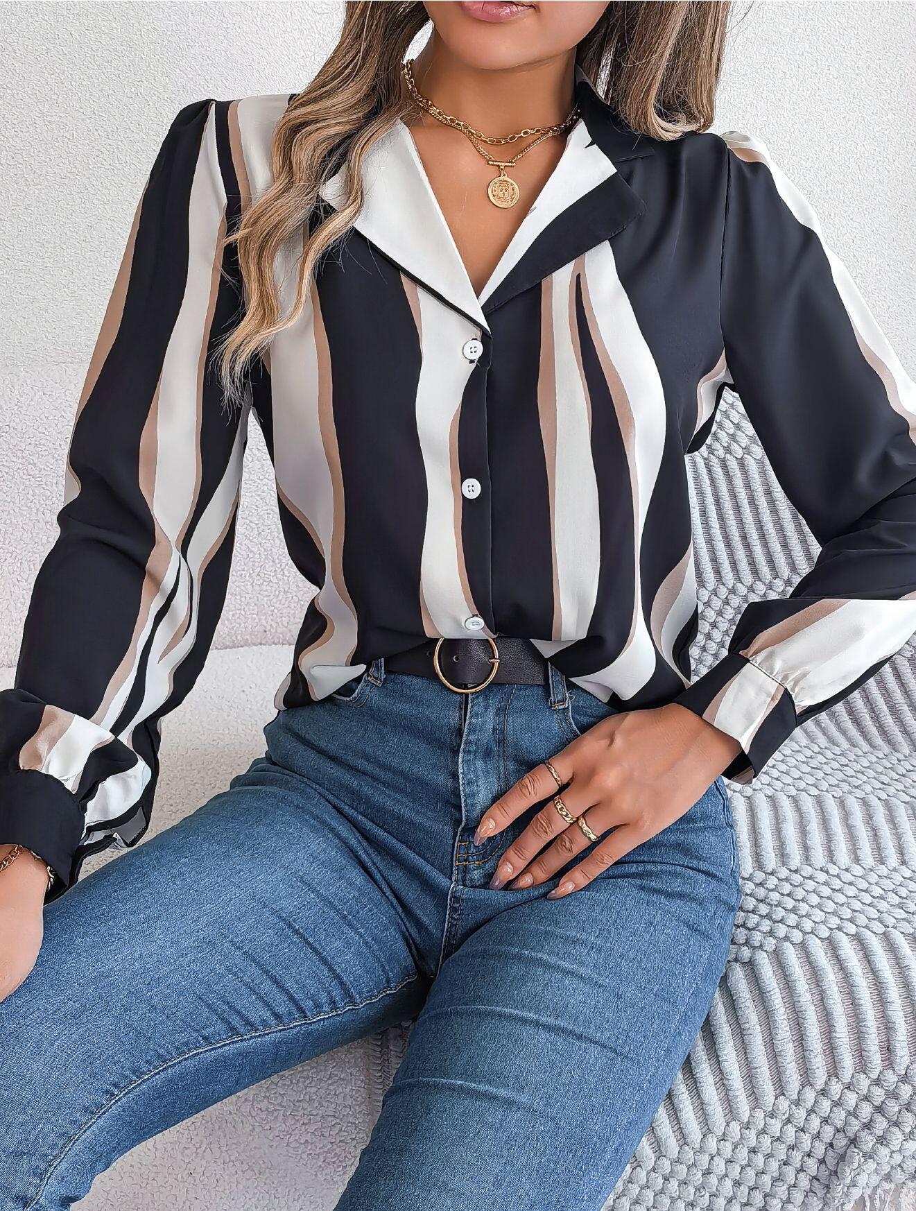 Camisa con cuello y estampado de rayas abstractas