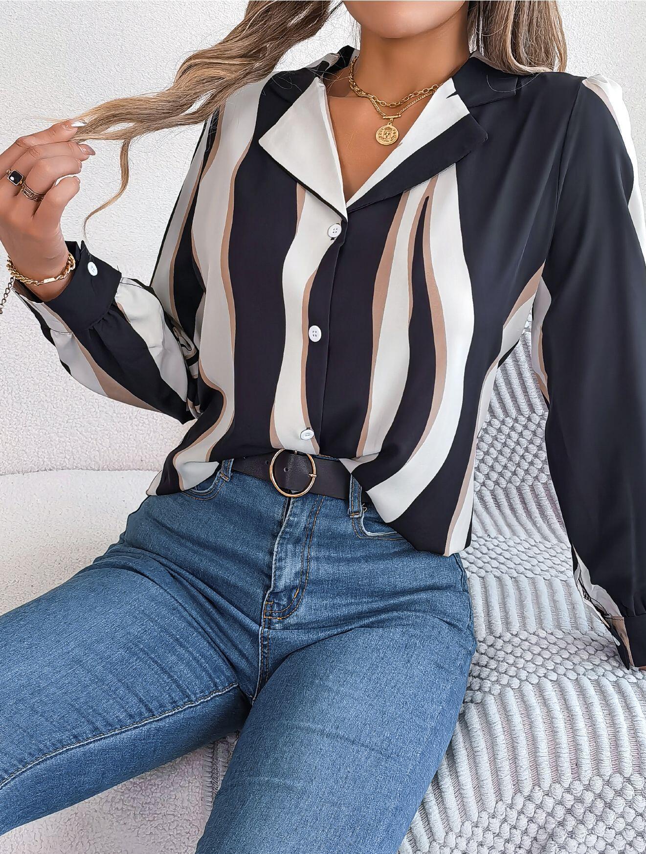 Camisa con cuello y estampado de rayas abstractas