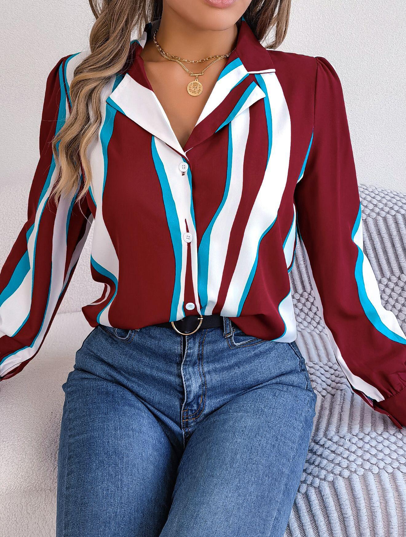 Camisa con cuello y estampado de rayas abstractas