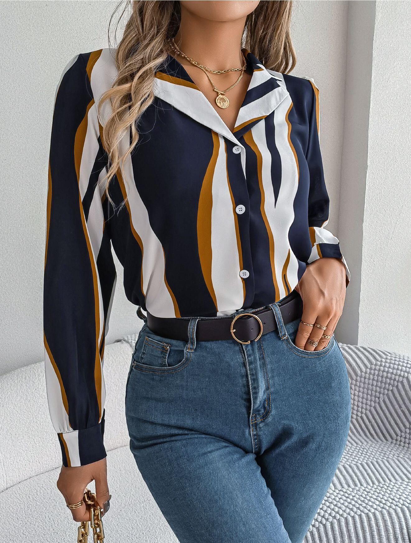 Camisa con cuello y estampado de rayas abstractas
