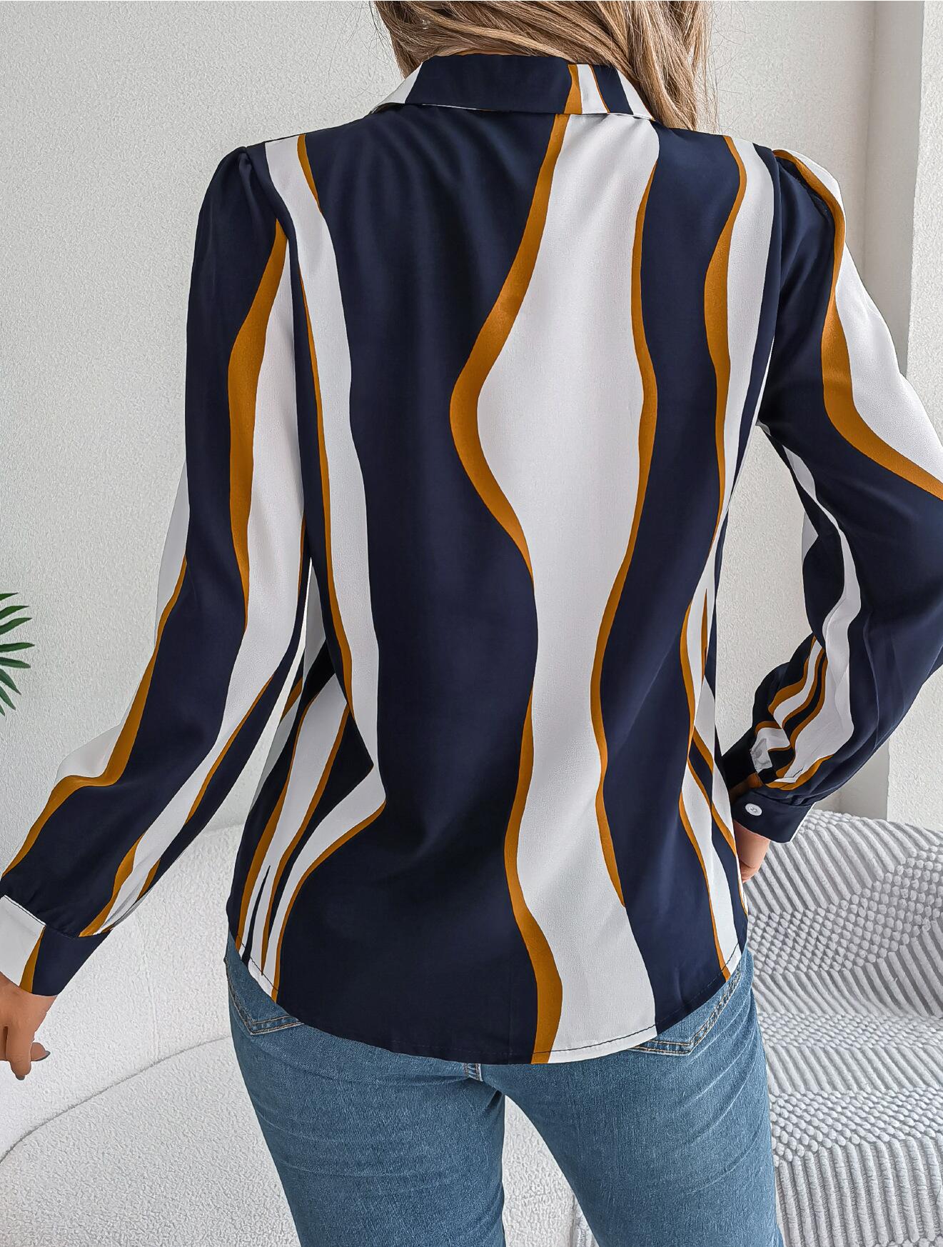 Camisa con cuello y estampado de rayas abstractas