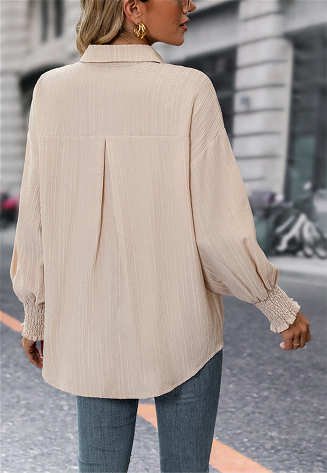 Blusa con puños fruncidos y estampado de rayas