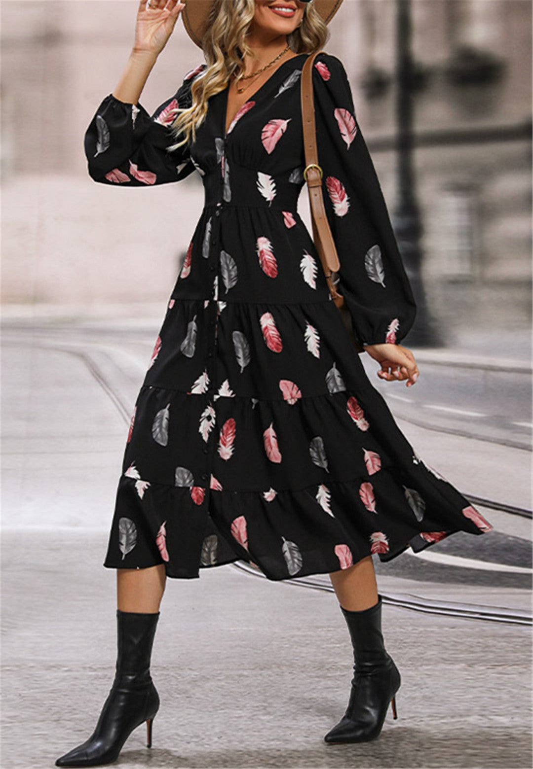 Vestido con botones en la parte delantera y estampado de plumas
