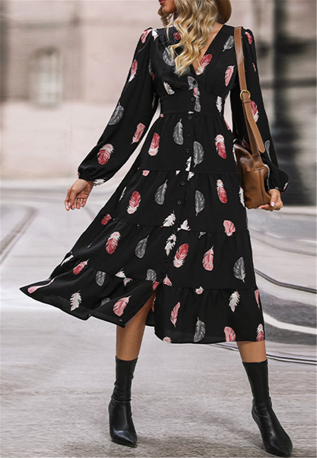 Vestido con botones en la parte delantera y estampado de plumas