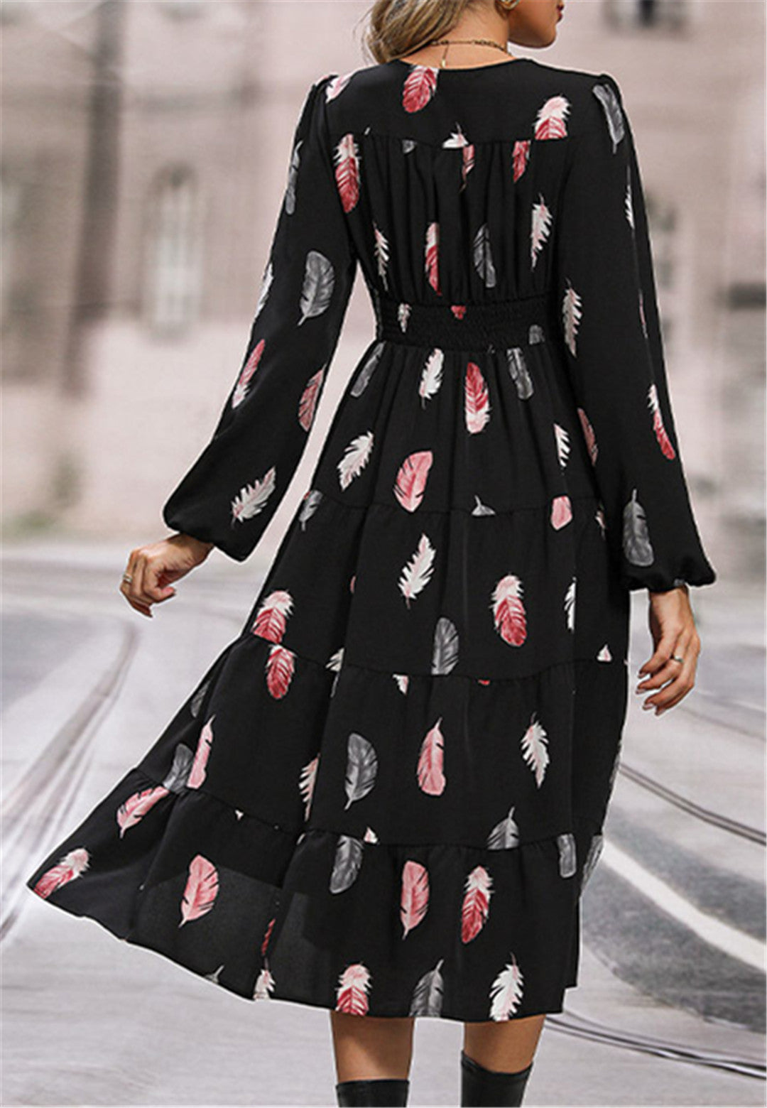 Vestido con botones en la parte delantera y estampado de plumas
