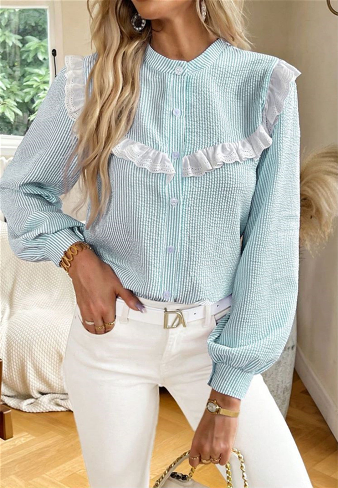 Blusa con botones y ribete de encaje con volantes