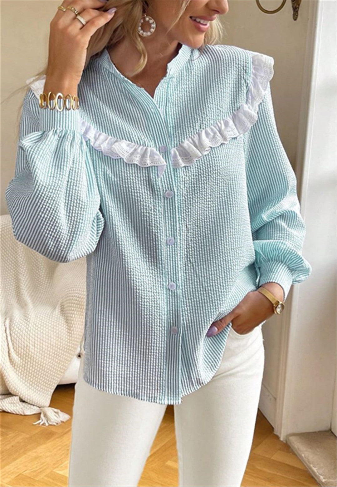 Blusa con botones y ribete de encaje con volantes
