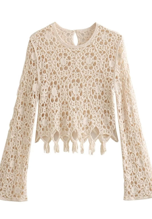 Blusa con detalle de crochet y dobladillo con borlas