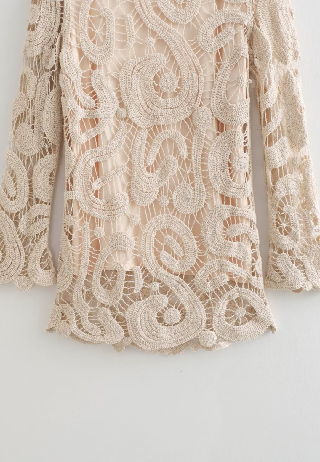 Minivestido de crochet con escote redondo