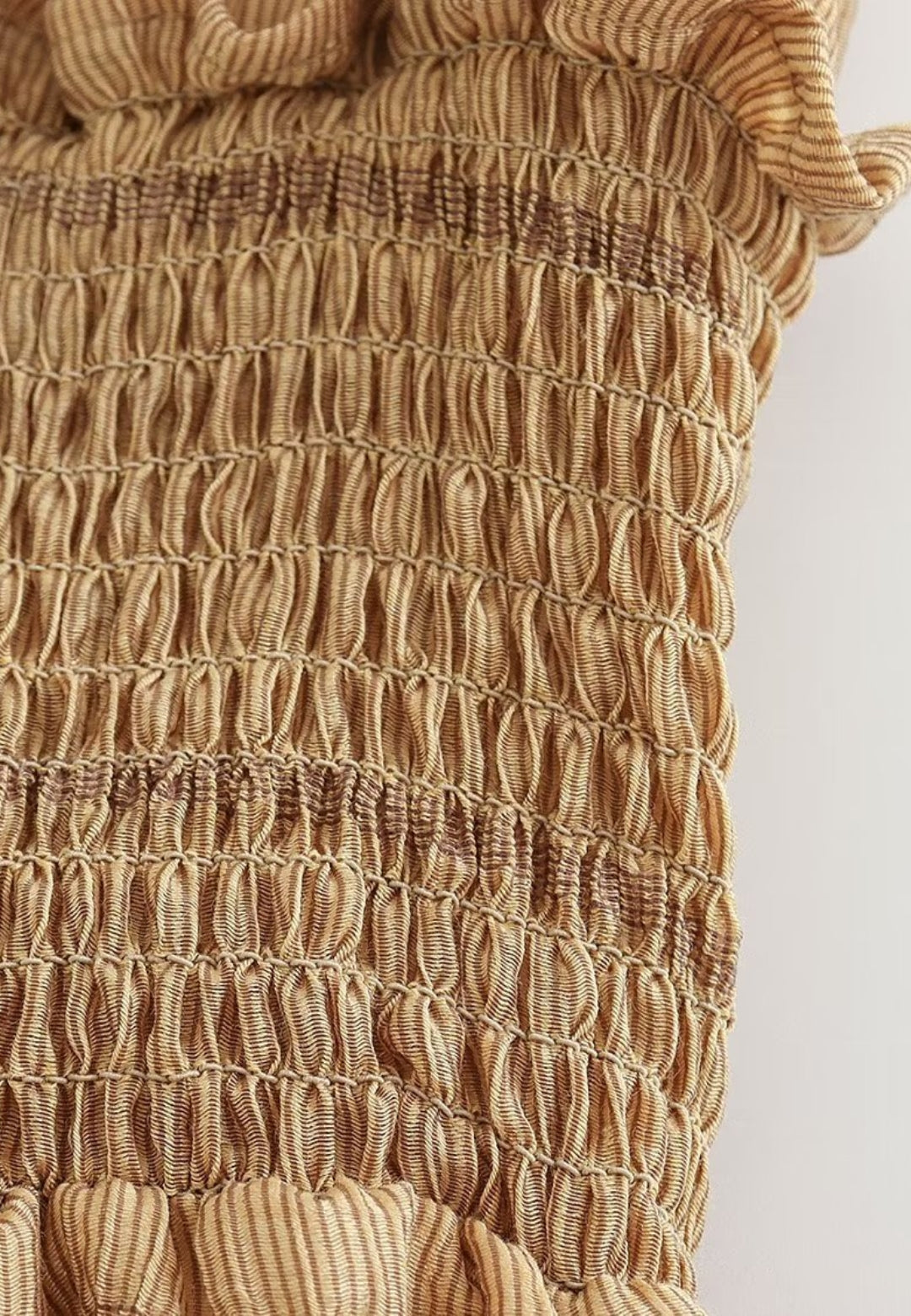 Vestido con cintura fruncida y estampado de rayas