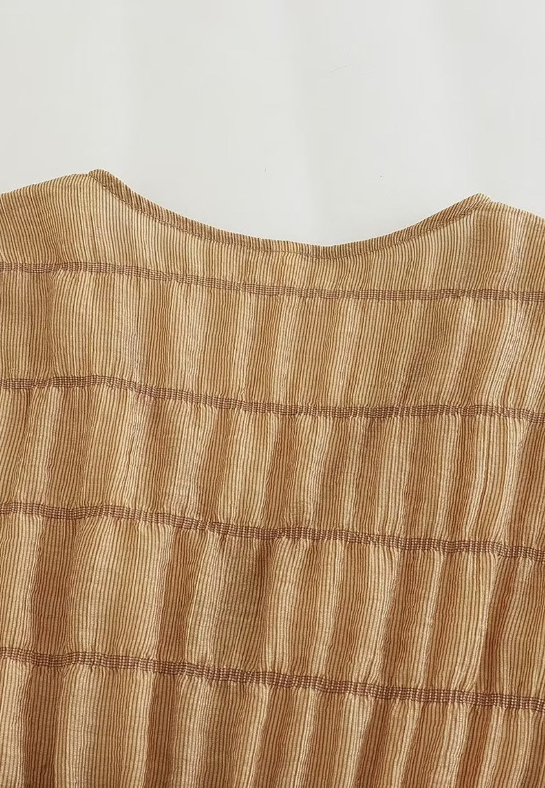 Vestido con cintura fruncida y estampado de rayas