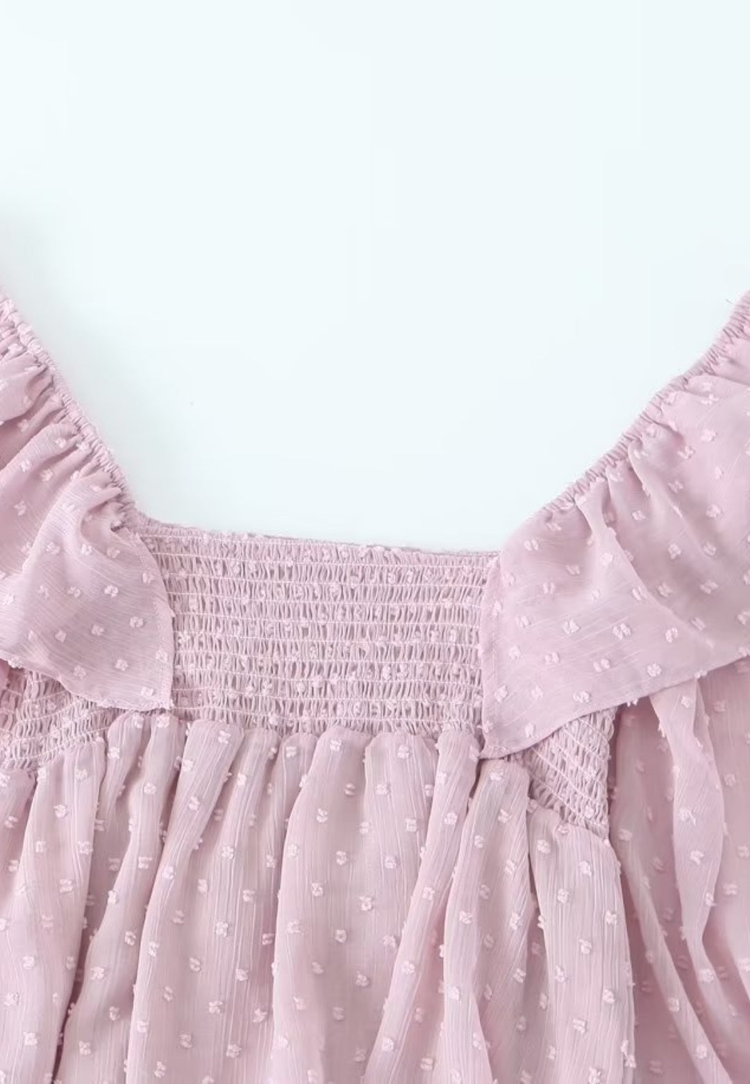 Vestido fruncido con hombros fruncidos