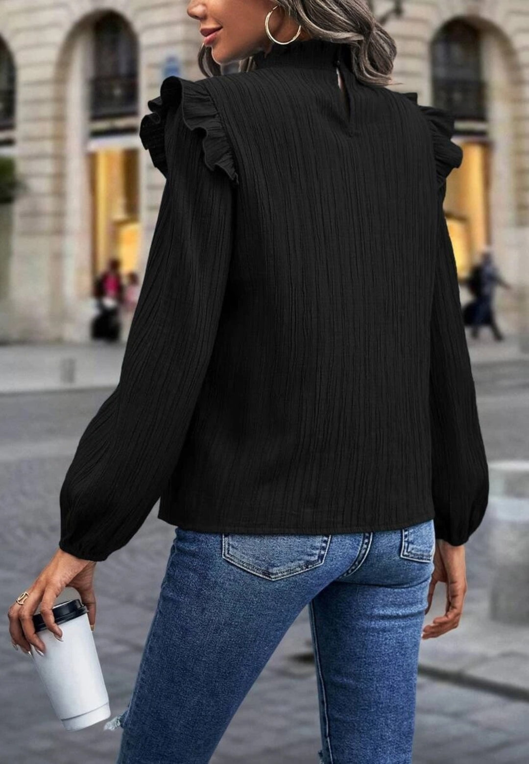 Blusa texturizada con hombros con volantes