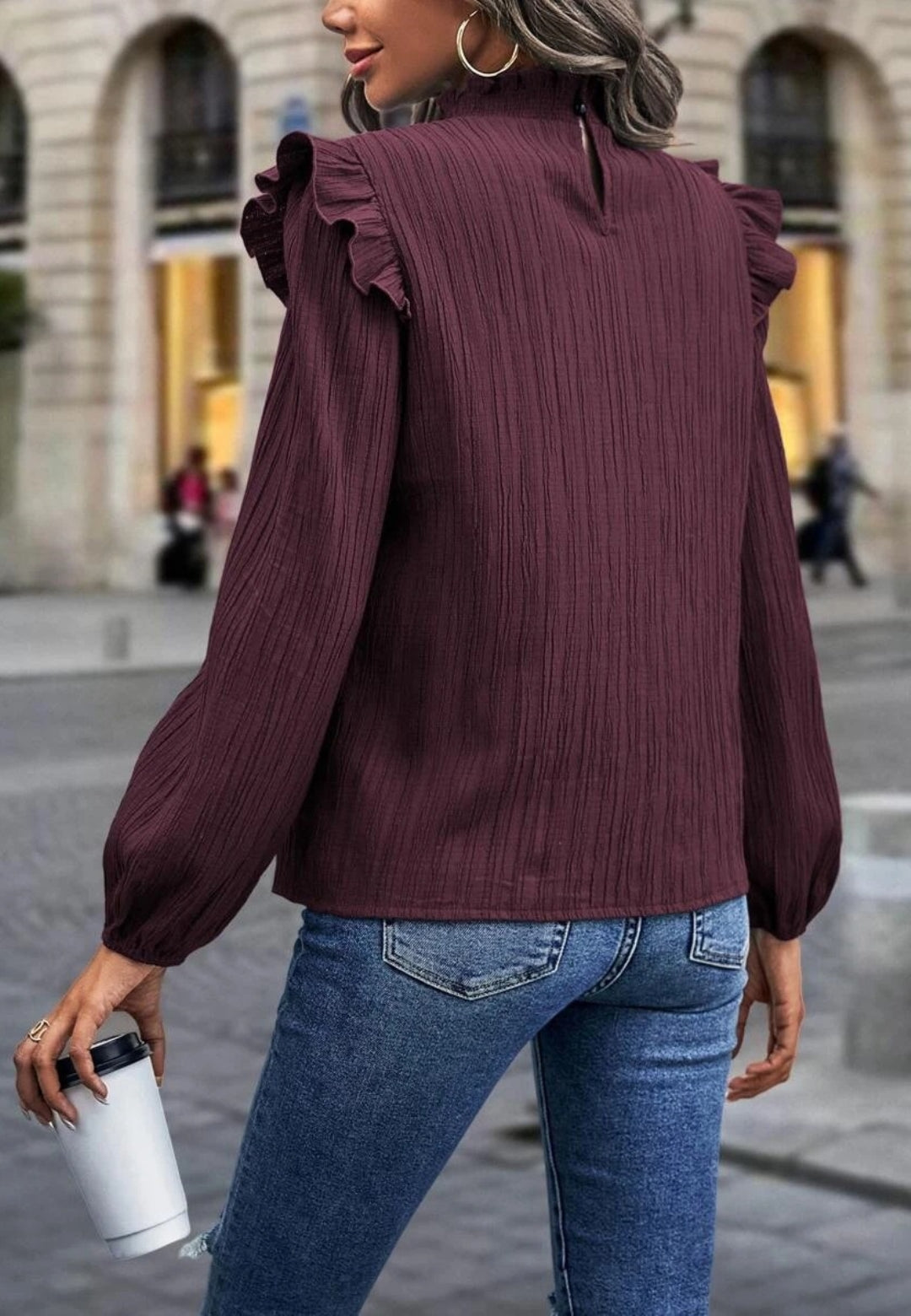 Blusa texturizada con hombros con volantes