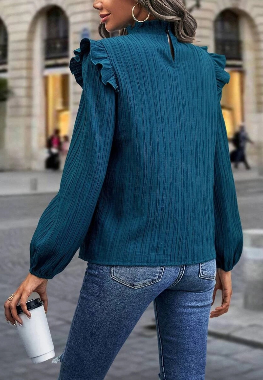 Blusa texturizada con hombros con volantes