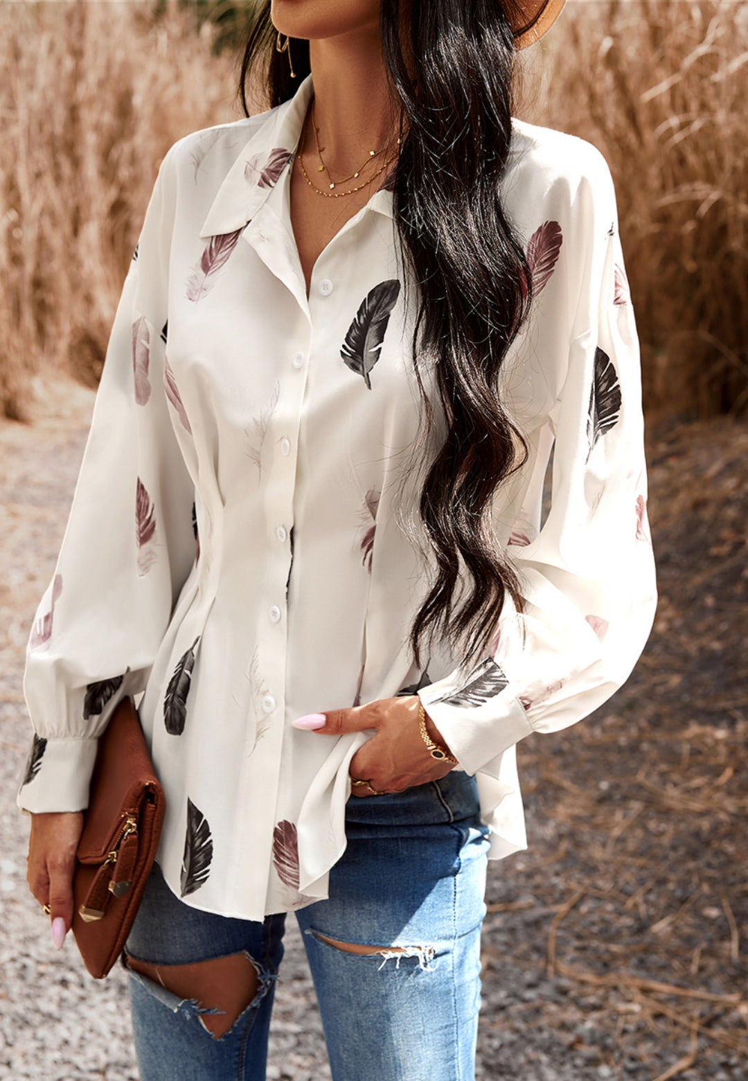 Blusa con botones y estampado de plumas