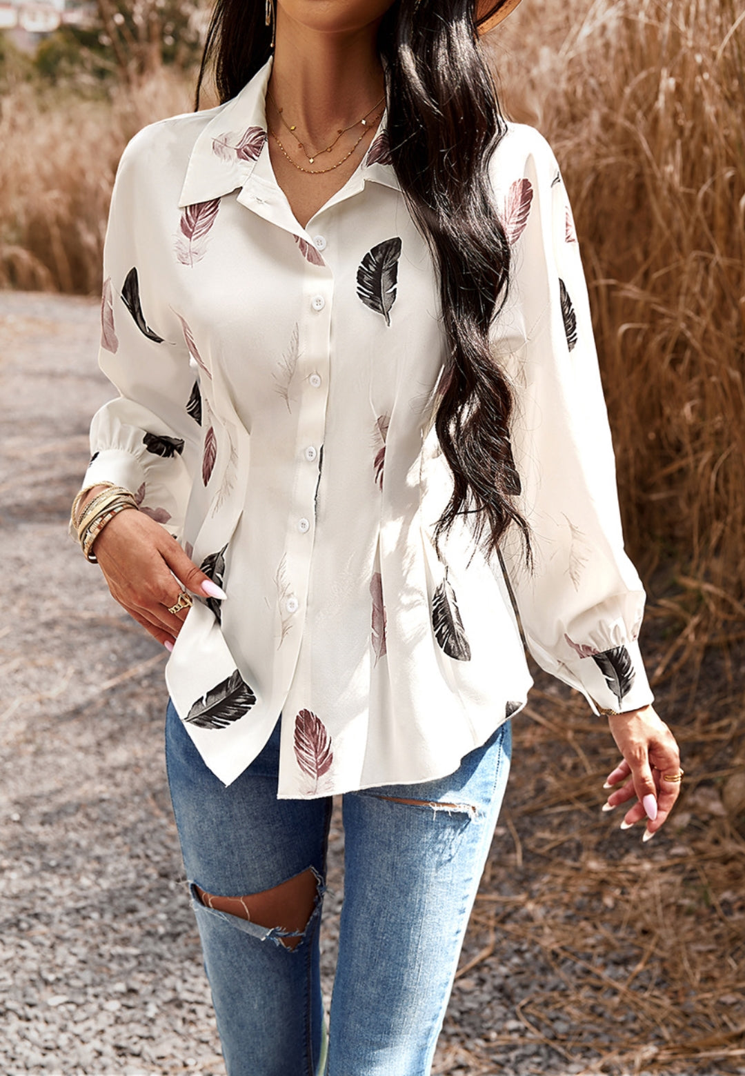 Blusa con botones y estampado de plumas