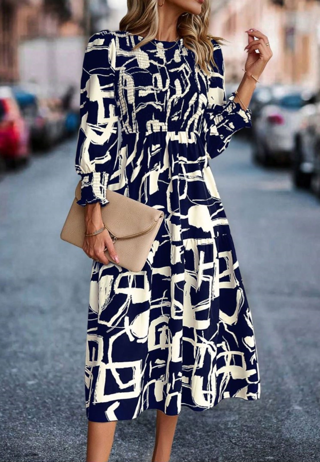Vestido con mangas fruncidas y estampado abstracto