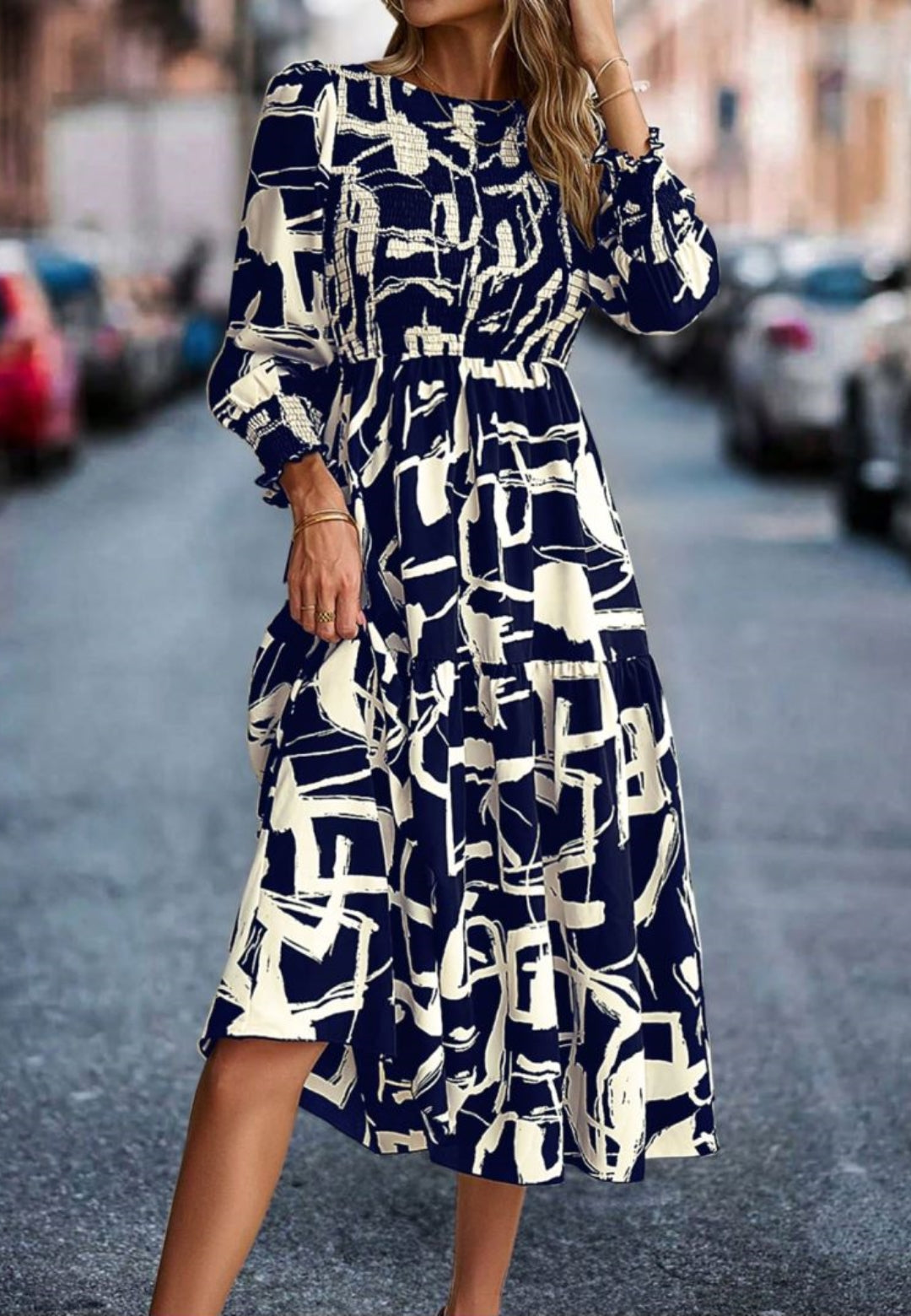 Vestido con mangas fruncidas y estampado abstracto
